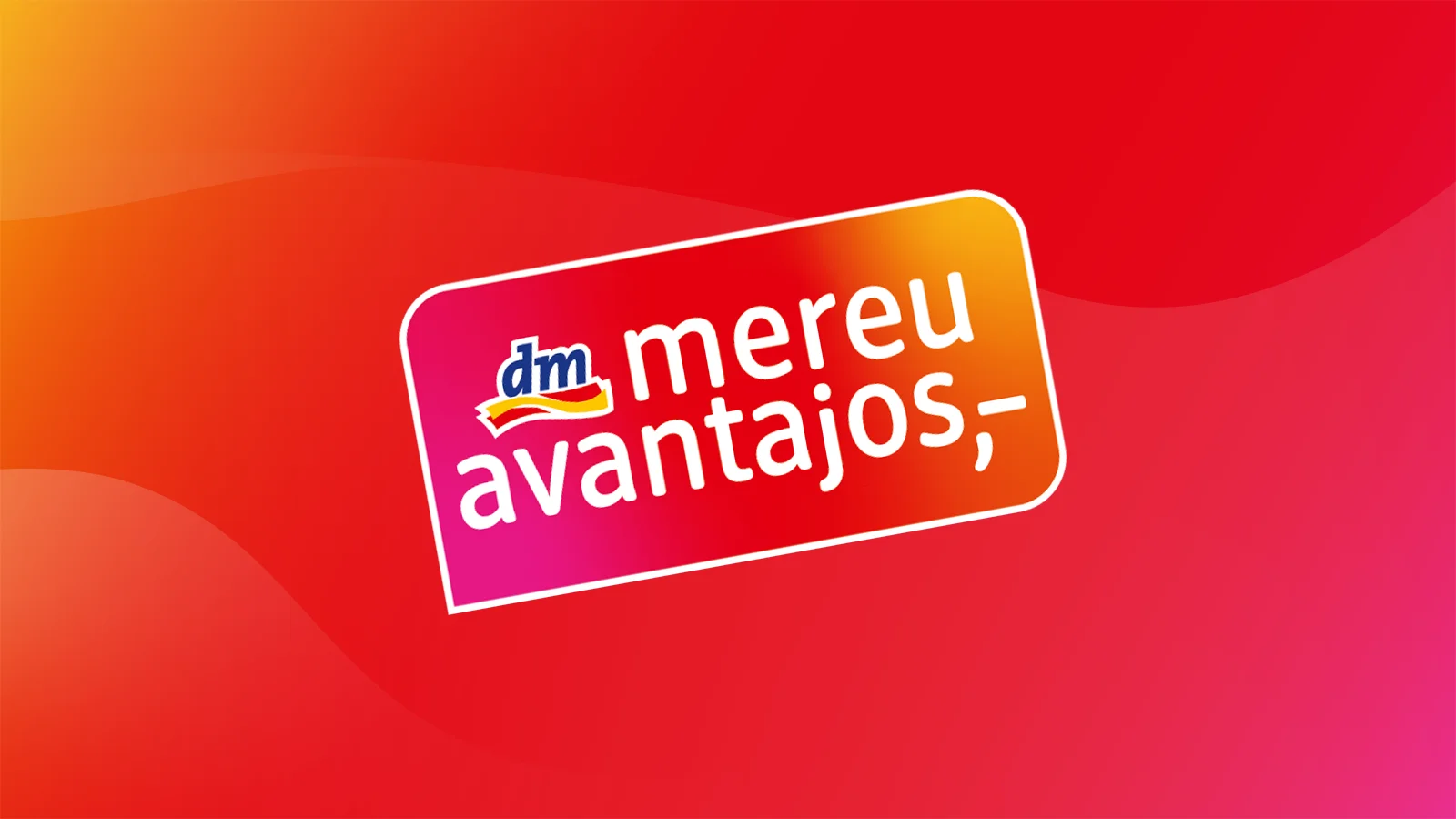 Logo-ul dm mereuavantajos pe fundal rosu