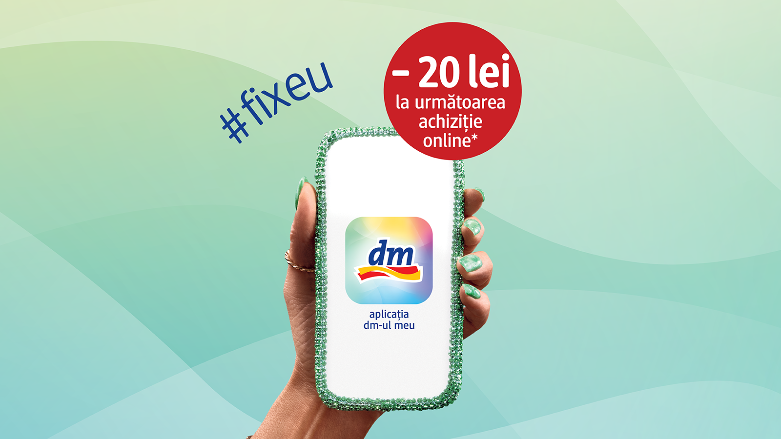 O mână ține un smartphone pe care apare aplicația „dm-ul meu” si cu o bulina in care scrie despre cuponul de -20 lei la urmatoarea achizitie.