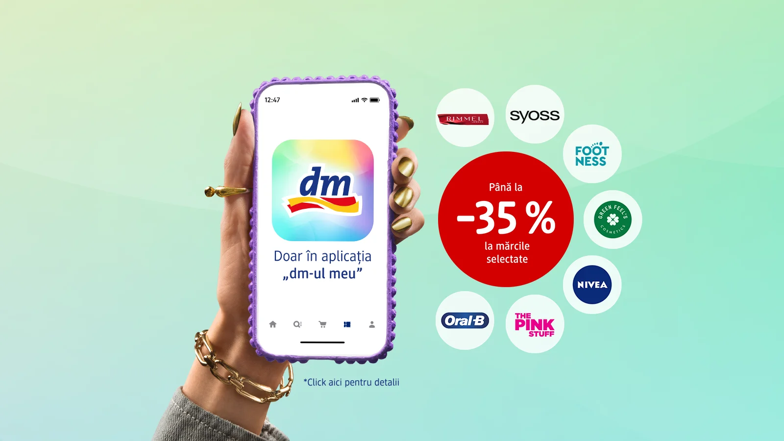 O mână ține un smartphone pe care apare aplicația „dm-ul meu” cu textul „Doar în aplicația ”dm-ul meu„” și un cerc roșu care anunță reduceri de până la 35% la anumite mărci;
