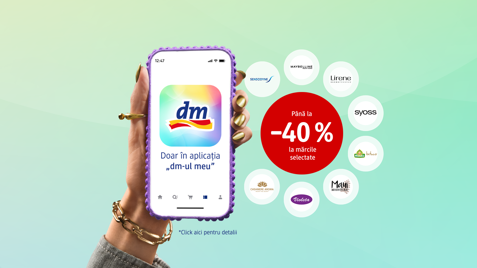 O mână ține un smartphone pe care apare aplicația „dm-ul meu” cu textul „Doar în aplicația ”dm-ul meu„” și un cerc roșu care anunță reduceri de până la 50% la anumite mărci, inclusiv Sundance, Colgate, Batiste, Cocoa Fusion, Perwoll, Expertto Forte și Lirene
